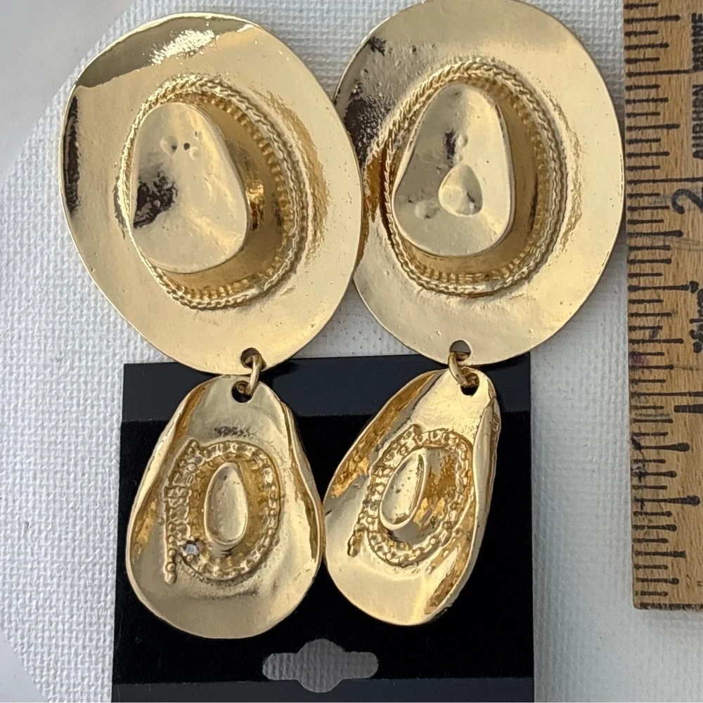 Earrings Gold Tone Metal Cowboy Hat Western Drop Dangle Post Back New - Picture 3 of 3